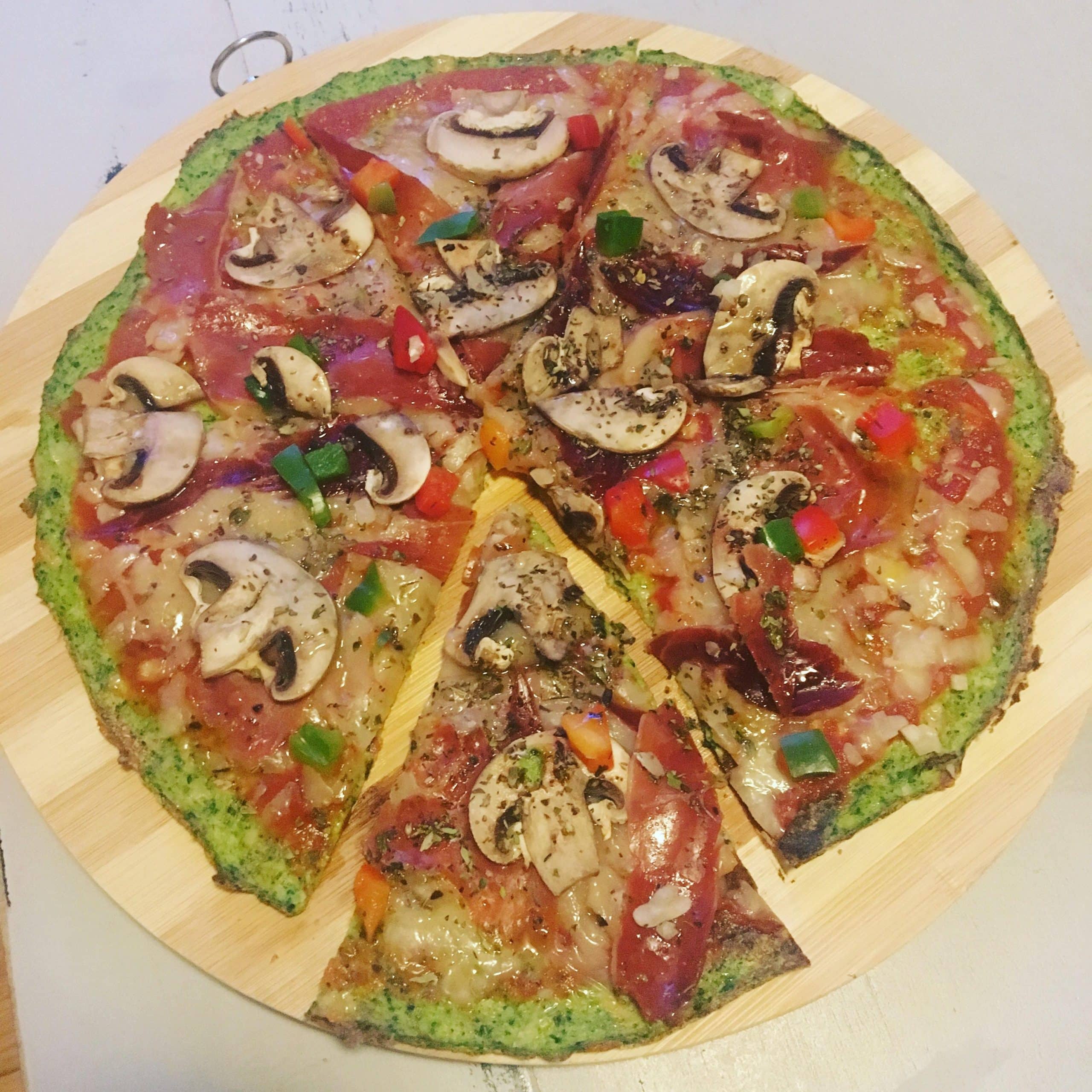 Pizza de verduras con base de brócoli