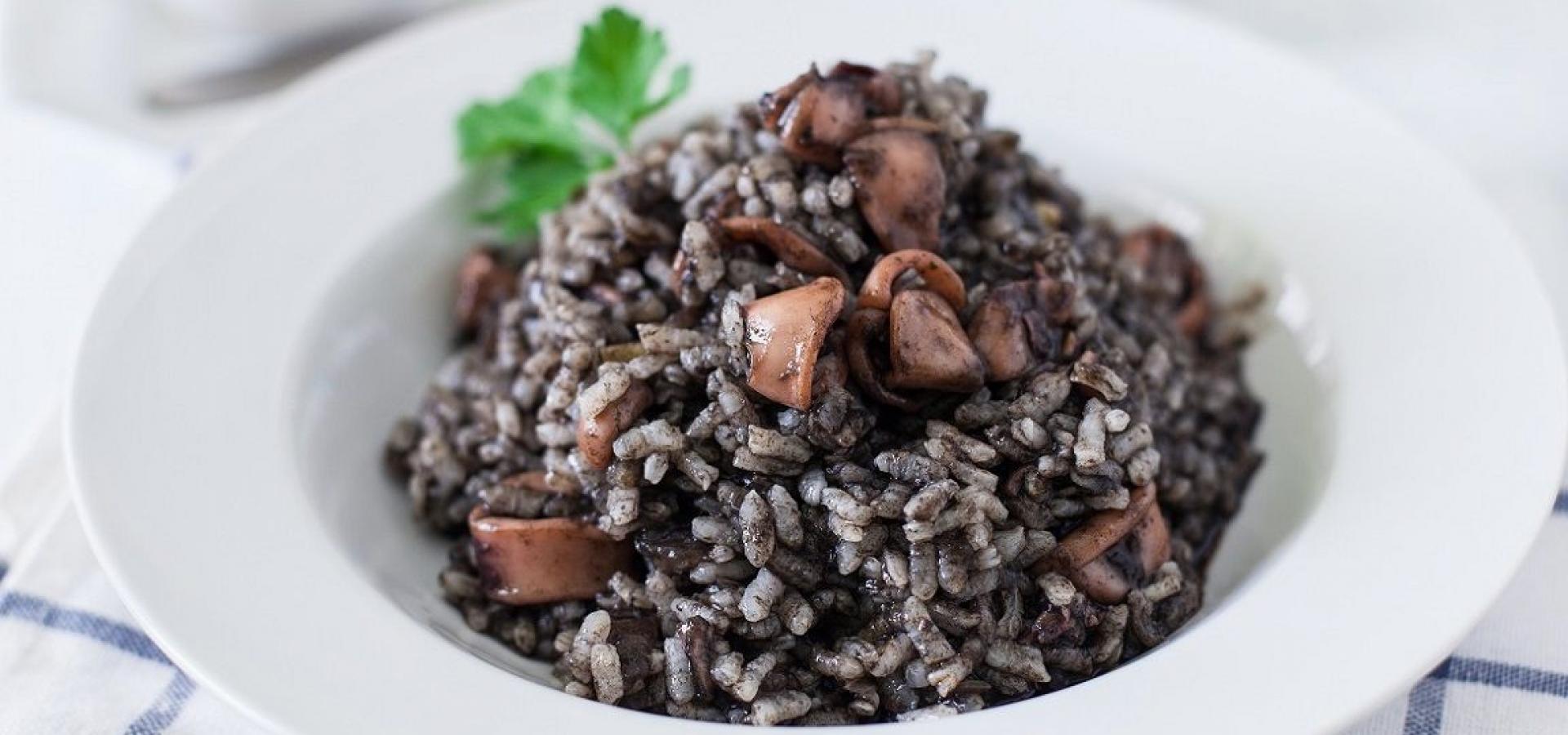 Receta de arroz negro con calamar hecha por mejores dietistas nutricionistas en Jerez y Cádiz para bajar peso, adelgazar y perder grasa