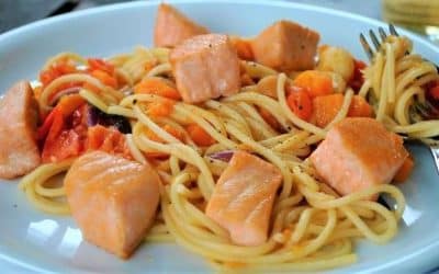Espaguetis con verduras y salmón