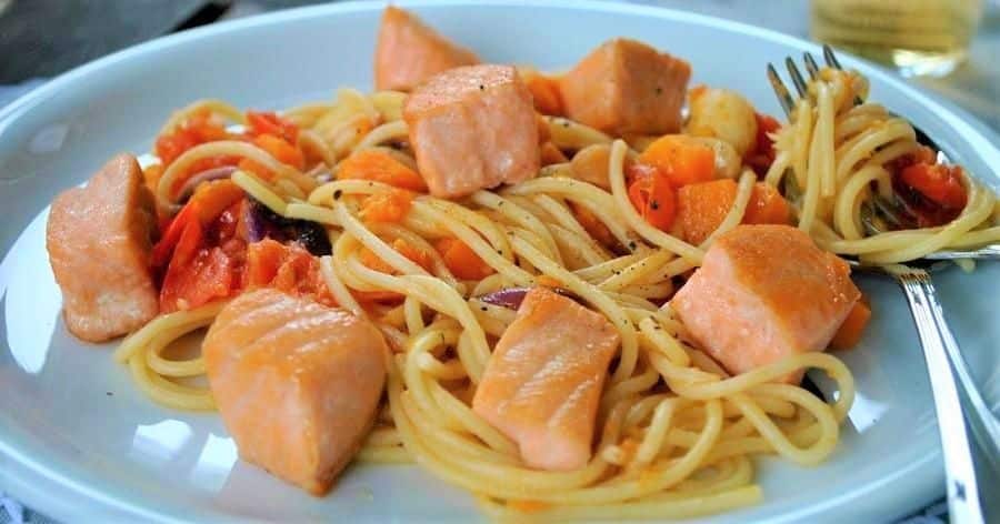 Receta de espaguetis con verduras y salmón hecha por mejores dietistas nutricionistas en Jerez y Cádiz para bajar peso adelgazar perder grasa y ganar masa muscular