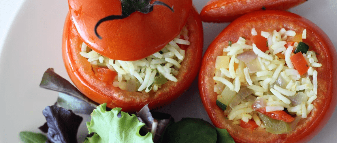 Tomates rellenos con ensalada de arroz, guarnición, receta saludable, perder peso, nutricion, alimentación